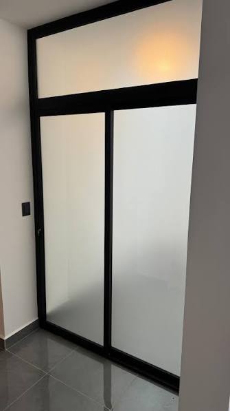 instalación de puertas de cristal templado en Monterrey